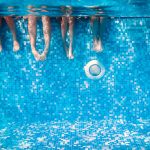Consejos para mejorar el consumo energético de tu piscina y ahorrar en tu factura de luz este verano
