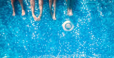 Consejos para mejorar el consumo energético de tu piscina y ahorrar en tu factura de luz este verano
